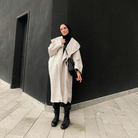 Coat Hijab Outfit, Hijabista Fashion, Korean Photo, Street Hijab Fashion, Hijabi Style, Beige Coat, Muslim Fashion Outfits, Hijab Outfit, Muslim Fashion