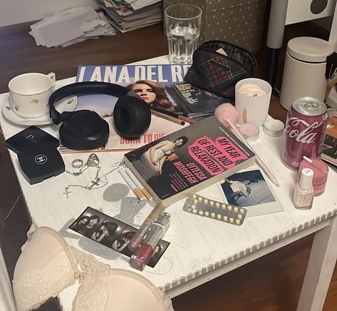 Messy Girl Aesthetic Room, Messy Table Aesthetic, Messy Nightstand, Nightstand Aesthetic, Messy Table, Messy Aesthetic, Lana Del Rey Vinyl, Mia 3, Rest And Relaxation