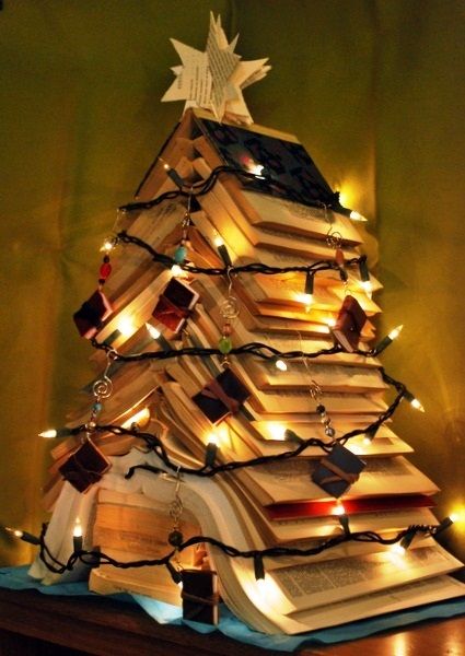 I just wanna load my house with holiday décor but it's already full of books so we can just turn the books into décor, it's fine. Here go! Bookish decor. Christmas Books, Christmas Tree Made Of Books, Book Christmas Tree, Creative Christmas Trees, Book Tree, Navidad Diy, God Jul, Noel Christmas, Yule