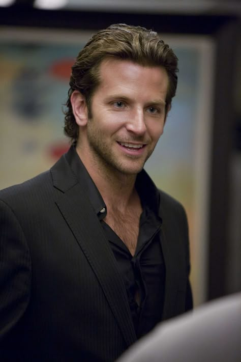 Bradley Cooper. Bradley Cooper Hangover, Bradley Cooper Hot, Bradley Cooper Hair, Jennifer Esposito, Renée Zellweger, A Man In A Suit, Man In A Suit, Mens Hairstyles Medium, Zoe Saldana