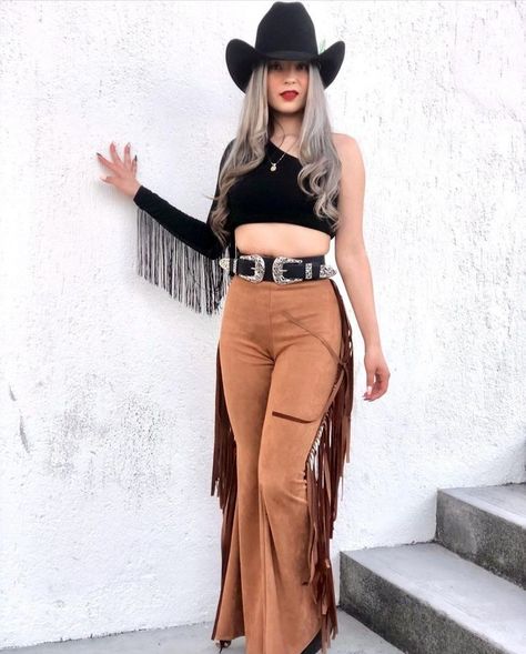 Cowgirl Boho Outfits, Fringe Outfit Western, Fringe Cowgirl Outfit, Outfit Vaqueros, Traje Cowgirl, Western Inspired Outfits, Cowgirl Outfits For Women, Cowboy Boot Outfits, Fringe Clothing