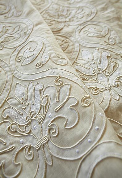 Cutwork Embroidery, Textiles Techniques, Applique Fabric, Types Of Embroidery, Linens And Lace, Antique Linens, Diy Couture, Silk Embroidery, White Embroidery