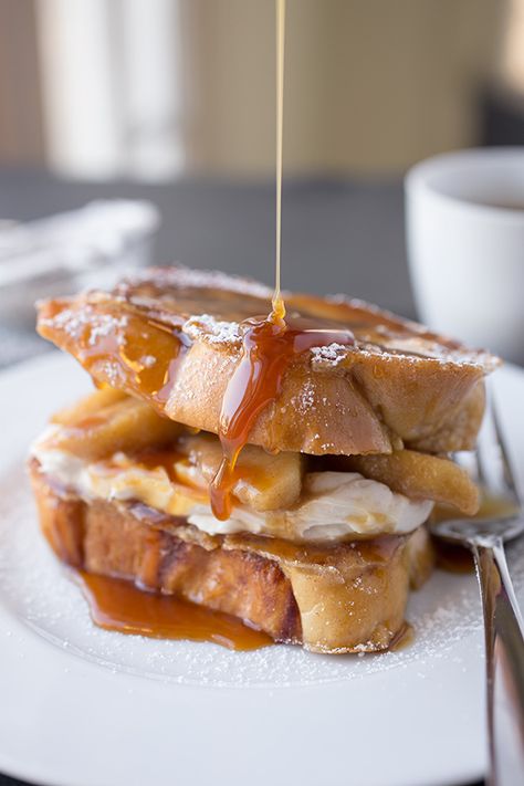 Caramel Apple “Stacked” French Toast Warm Maple-Caramel Syrup Caramel Apple French Toast, Apple French Toast, Stuffed French Toast, French Toast Breakfast, Dessert Aux Fruits, Desserts Vegan, Fall Breakfast, Caramel Recipes, What's For Breakfast