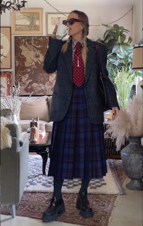 Kilt Styling Women, London Street Style Women, Preppy Outfits Work, Dress On Pants, Gender Neutral Formal Outfit, Vintage Fashion Inspiration, Long Tartan Skirt Outfit, Vamp Outfit Style, Big Skirt Outfit