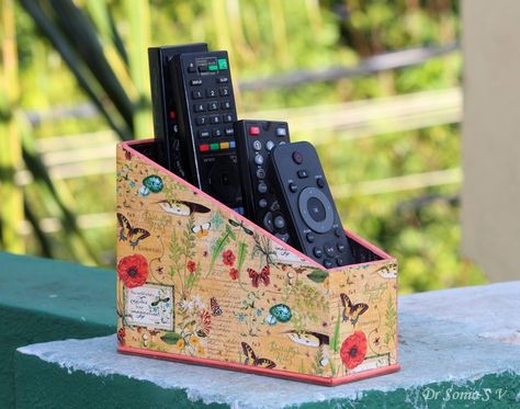 Remote Holder Ideas, Diy Remote Control Holder, Tv Remote Holder, Remote Organization, Recycled Crafts Kids, Diy Valentine Gift, Remote Control Holder, Remote Holder, Dog Sofa Bed