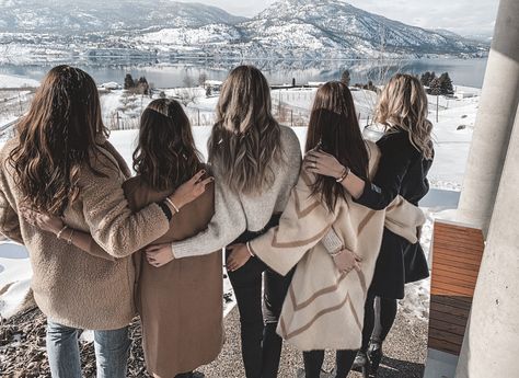 Besties Pictures, City Life Aesthetic, Girls Squad, Friend Group Pictures, Sisters Goals, 5 Best Friends, Sisters Photoshoot Poses, Squad Pictures, Best Friend Drawings