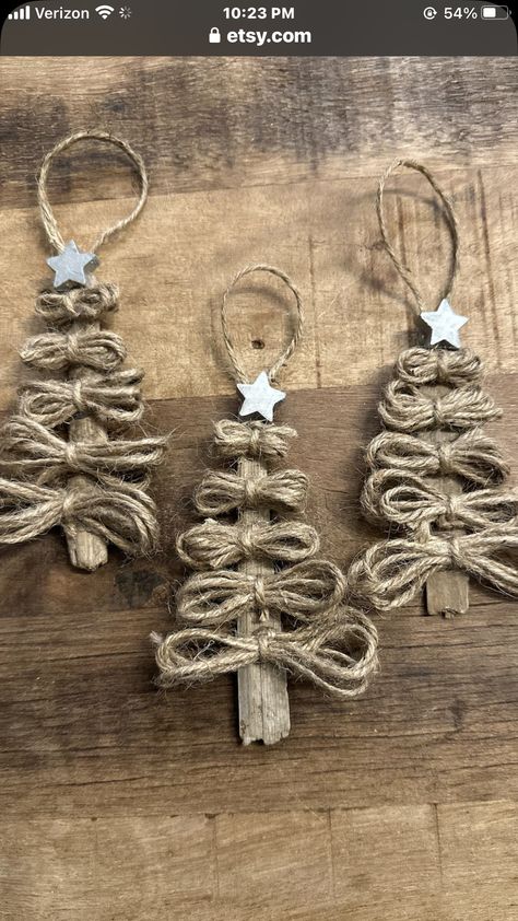 Hessian Christmas Tree, Bozicna Dekoracija Doma, Twine Crafts Christmas, Twine Xmas Trees, Twine Christmas Decorations, Christmas Decoration Homemade, Drift Wood Christmas Ideas, Diy Twine Christmas Ornaments, Fabric Rag Christmas Trees