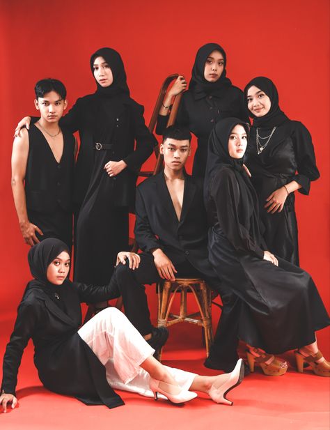 Black Outfit Group Photoshoot, 6 People Group Photo, Mafia Photoshoot Ideas, Mafia Photoshoot, Vogue Poses, Group Shoot, Group Photoshoot, Group Photo Poses, Group Picture Poses