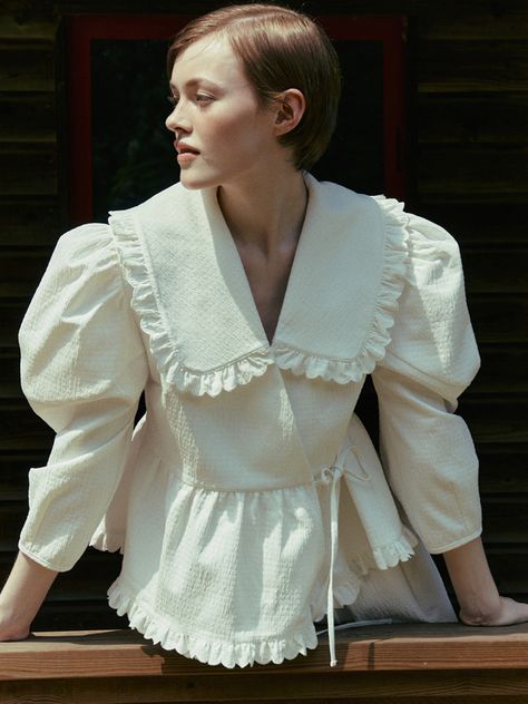 Big Collar Blouse Outfit, Wrap Blouse Outfit, Stylish Beatnik, Collar Blouse Outfit, Big Collar Blouse, Ruffle Collar Blouse, Fashion Trend Forecast, Ruffle Jacket, Voluminous Sleeves