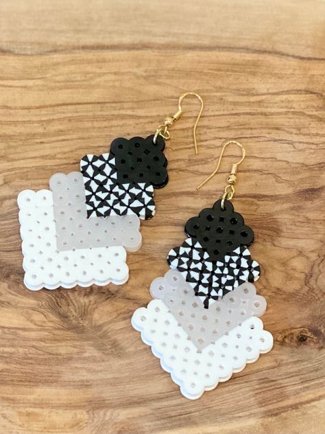 Volleyball Perler Beads, Peeler Bead Earring Ideas, Fuse Beads Earrings, Perler Beads Earrings Ideas, Peeler Earrings, Perler Bead Earrings Patterns, Pixel Earrings, Perler Bead Jewelry, Perler Beads Earrings