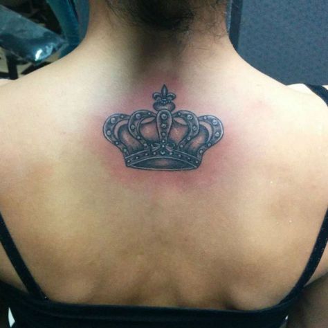 23 Awesome Upper Back Tattoos for Women Back Tattoo Women Upper, Lion And Rose Tattoo, Lower Back Tattoo Designs, Tattoo Son, Upper Back Tattoos, Crown Tattoo Design, Queen Tattoo, King Tattoos, Omerta Tattoo