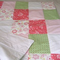 Beginners Quilting, Binding Quilt, Baby Quilts Easy, Easy Baby Blanket, Quick Quilt, Quilted Clothes, Quilt Sewing Patterns, New Babies, Simple Sewing