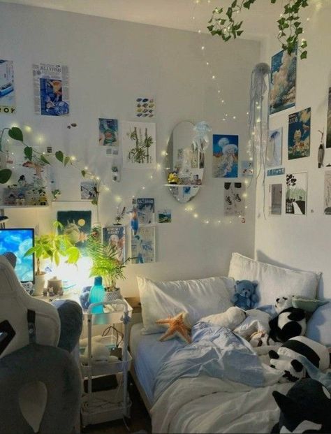 Oceancore Bedroom Aesthetic, Room Ideas Juminocore, Blue Green Room Ideas, Single Bed Small Room Ideas, Dorm Style Bedroom, Ocean Room Decor Ideas, Single Bed Bedroom Ideas Aesthetic, Small Cozy Room Aesthetic, Blue College Dorm Room Ideas