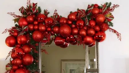 92 Extraordinary Christmas garland ideas - Craftionary Red Christmas Garland Ideas, Bulb Garland Christmas, Christmas Ball Garland Decorating Ideas, Christmas Balls Garland, Red Christmas Garland, Christmas Ball Garland, Christmas Garland Ideas, Christmas Garland Mantle, Mantle Garland