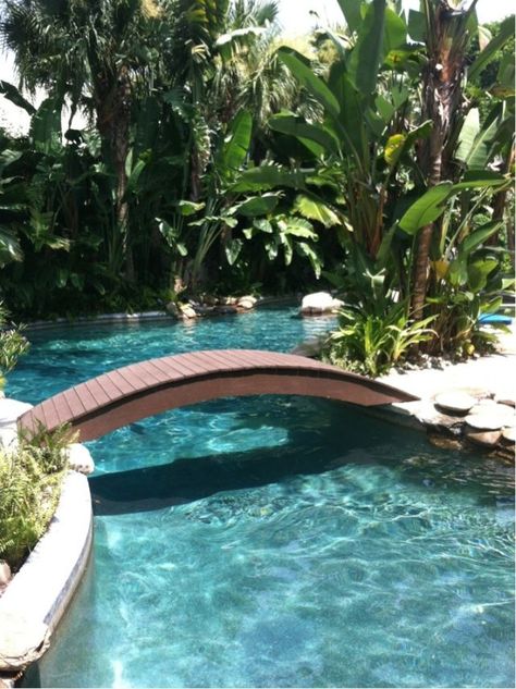 tiny bridge over the pool Pool Bridge, Lazy River Pool, Moderne Pools, Freeform Pools, Outdoor Ponds, Indoor Pools, Small Swimming Pools, Tropical Pool, Natural Swimming Pools