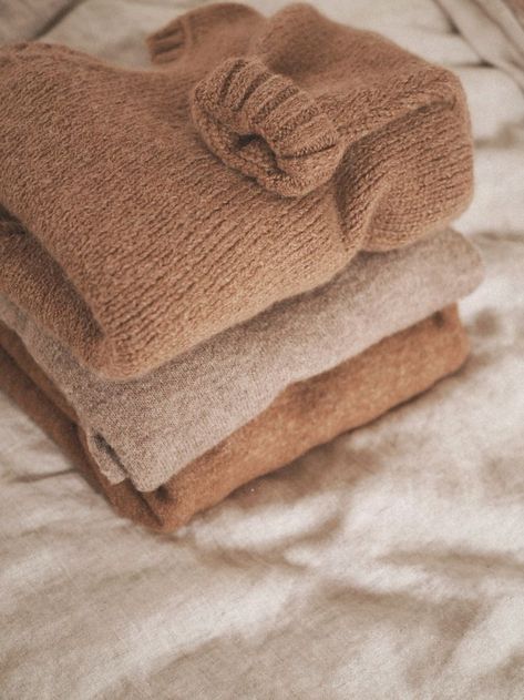 Take care of the clothes you have: 4 ways to make your sweaters last longer Sweater Care, Desain Editorial, Cozy Aesthetic, Clothing Photography, Beige Aesthetic, Cute Fall Outfits, Brown Aesthetic, Winter Aesthetic, Autumn Aesthetic