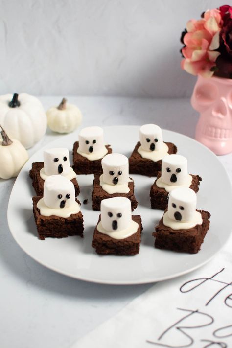 Looking for easy and fun no-bake Halloween treats for kids? Try these Spooky Halloween Ghost Brownies! They're the perfect Halloween snack or dessert. Kids can make these ghost brownie bites for a bake sale, enjoy them for a school party, or hand them out in Halloween goody bags or boxes. Add these yummy marshmallow and icing ghosts to your list of Halloween foods to try this year! Ghost Brownie Bites, Easy Ghost Brownies, Unique Bake Sale Treats, Halloween Snacks Salty, Cow Themed Snacks, Brownie Ghosts, Easy Halloween Food For Party Simple, Frankenstein Treats, Halloween Bake Sale