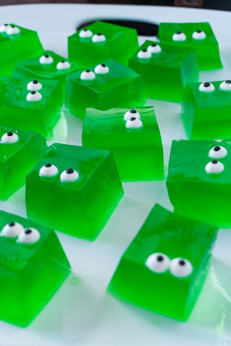 This green jello is easy to make, tasty, and super fun! Sliced into cubes and added eyes make this a great party treat! #jello #green #party #partyideas #kidscraft #atablefullofjoy #geek #gamer #hearthstone #hearthstonerecipe #carnivorouscube Jello Cubes, Green Food Party, Halloween Jelly, Carl Y Ellie, Green Jello, Dragon Birthday Parties, Halloween Crafts Preschool, Night Recipes, Plantas Vs Zombies