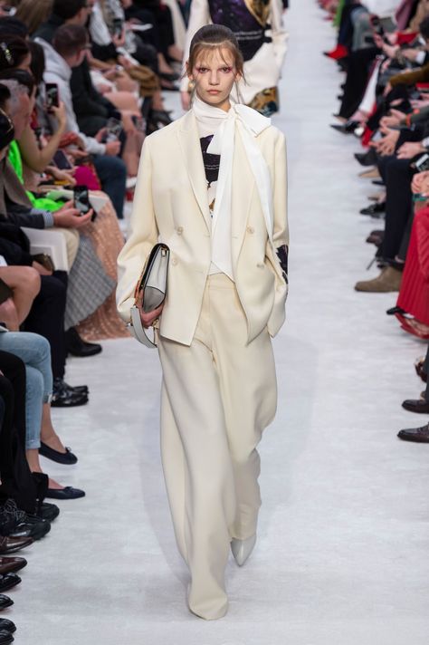 Pants Runway, Valentino Suit, Valentino Runway, Valentino Couture, Womenswear Fashion, Pat Mcgrath, Valentino Women, 2019 Fashion, Italian Fashion Designers