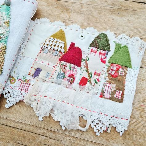 Embroidery Journal, Kantha Fabric, Scrap Fabric Projects, Mixed Media Crafts, Fabric Postcards, Fabric Embellishment, Christmas Applique, Fabric Journals, Fabric Pictures