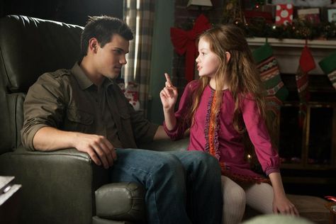 Renesmee Cullen - Twilight Saga Wiki Twilight Jacob And Renesmee, Bella Swan And Edward Cullen, Jacob And Renesmee, Jacob Black Twilight, Twilight Jacob, Twilight Renesmee, Twilight Quotes, Mackenzie Foy, Team Jacob