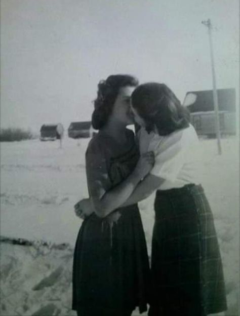 vintage lesbians — Some vintage gay for your consideration Kiss Reference, Vintage Lesbian, Woman Loving Woman, Vintage Pics, Vintage Couples, Gay Aesthetic, Lesbian Art, Images Vintage, Old Love