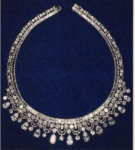 Brightland Taylor on Instagram: “The King Khalid Diamond Necklace 💎 👑 During a royal visit to the Middle East in 1979, Queen Elizabeth was given this #HarryWinston diamond…” British Crown Jewels, King Faisal, Royal Crown Jewels, Queens Jewels, Historical Jewellery, Fantasy Closet, Harry Winston, Fringe Necklace, Royal Jewels