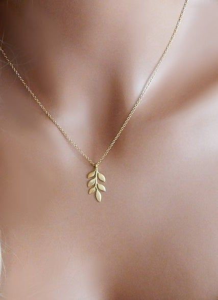 Simple Pendent Designs, Gold Chain With Pendant For Women, Mangalsutra Ideas, Simple Jewelry Necklace, Leaf Necklace Gold, Women Gold Necklace, Simple Pendant Necklace, Jewelry Necklace Simple, Minimal Pendant