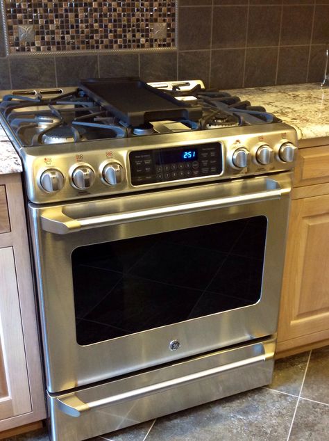 Gas Stove With Oven, Gas Stoves Kitchen, Ge Cafe, Gas Stoves, Cooking Stove, Gas Cooker, Wooden Door Design, Gas Oven, Stove Oven