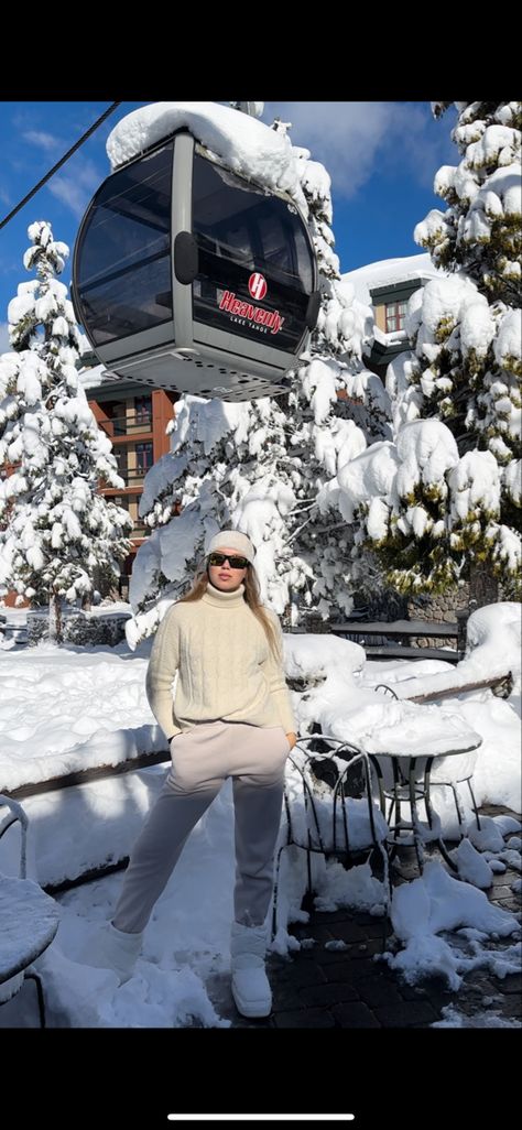 All white skiing  ootd in skiing resort Lake Tahoe Outfits Winter, Lake Tahoe Outfits, Tahoe Outfits, Apres Ski Aesthetic, Ski Vibes, Lake Tahoe Winter, Tahoe Winter, Skiing Aesthetic, Ski Aesthetic