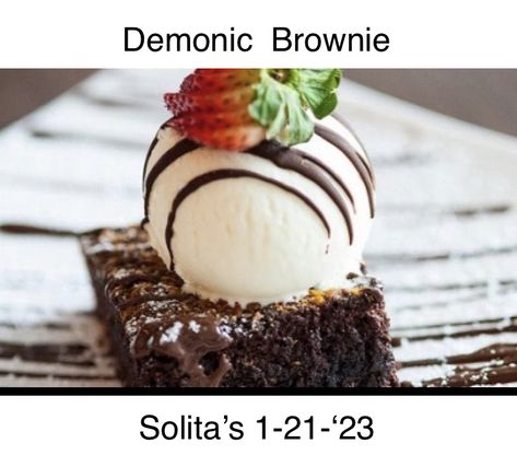 Brownie And Ice Cream Plating, Brownies With Ice Cream On Top, Fancy Brownie Plating, Cake And Ice Cream Plating, Brownie Plated Dessert, Brownie Plating Presentation, Ice Cream Plating Ideas, Brownies Plating Ideas, Brownies Plating