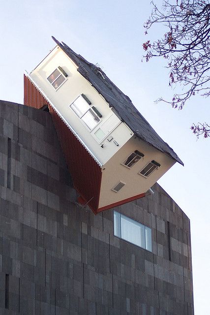 Erwin Wurm - House Attack (2006) Unusual Houses, Erwin Wurm, Architecture Cool, Upside Down House, Architecture Unique, Crazy Houses, Unusual Buildings, Unusual Homes, Awesome Photography