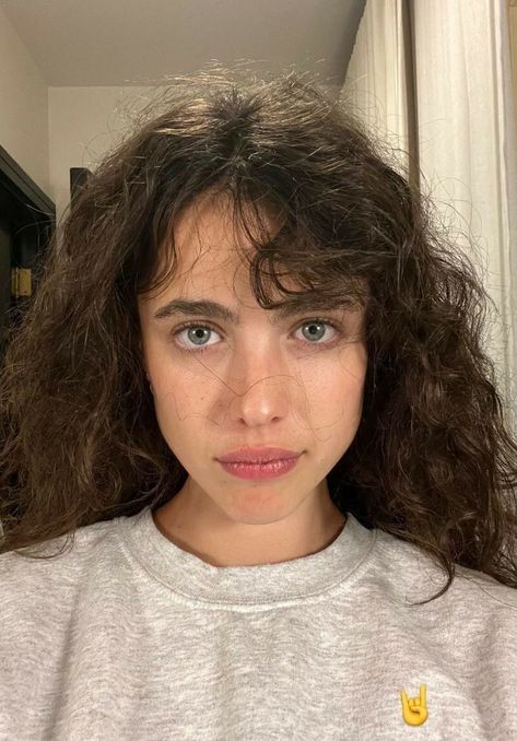 Margaret Qualley Short Hair, Celeb Selfies, Picture References, Margaret Qualley, Spring 23, Rennaissance Art, Messy Hairstyles, Looks Vintage, Wavy Hair