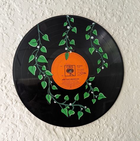 - Handpainted in Geelong - Aesthetic wall decoration - If you would like to customise your record please message me after your order has been placed! Record Diy Decor, Vinyl Record Art Diy, Mural Wall Art Ideas, Painting On Records, Decorated Cds, Record Painting Ideas Aesthetic, Vinyl Painting Ideas, Vinyl Record Painting Ideas, Record Aesthetic