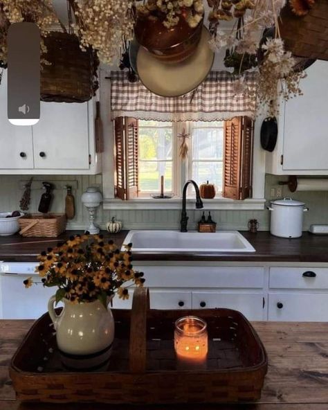 Cottage Core Organization, Antique Homestead Decor, Antique Cottage Kitchen, Pioneer Aesthetic Home, Cozy Autumn Apartment, Homestead House Aesthetic, Farmhouse Cottage Core, Grandma Core Home Decor, Grandma Core Kitchen