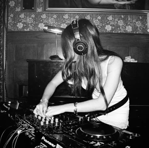 Dj Woman Aesthetic, Female Producer Aesthetic, Dj Asthetic Picture, Djing Aesthetics, Dj Girl Aesthetic, Dj Aesthetic Girl, Female Music Producer, Female Dj Aesthetic, Music Manifestation