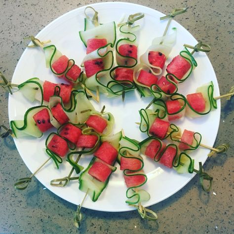 Watermelon Canapes, Watermelon Appetizer, Cucumber Snacks, Cucumber Appetizers, Melon Cake, Fruit Appetizers, Work Food, Watermelon Radish, Apple Corer