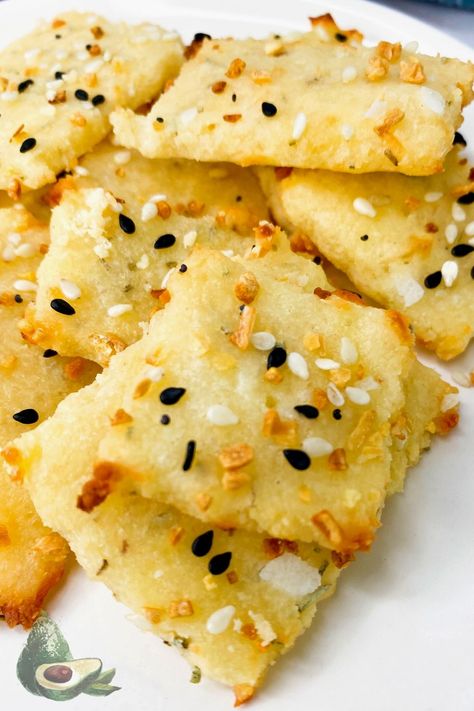 Easy Homemade Crackers, Keto 2023, Pizza Bases, Homemade Crackers Recipe, Keto Crackers, Homemade Cheese Crackers, Everything But The Bagel Seasoning, Keto Board, Parmesan Chips