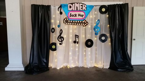 Backdrop sock hop party theme Red And Teal Wedding, Engagement Party Photo Backdrop, Retro Party Theme, 1950s Party Ideas, Photo Backdrop Diy, Grease Theme, Fifties Party, 50s Sock Hop, Grease Party