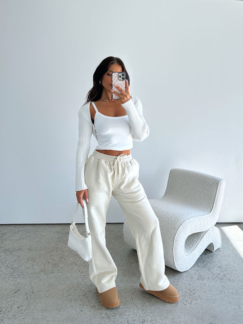 BABES, WE'RE GOING BACK TO SCHOOL 🎓🎧 Here's all 'fit inso you need to get your back-to-school wardrobe prepped and ready. uni aesthetic, school outfit, comfy outfit, college wardrobe, vibe, back to school Cream Wide Leg Sweatpants Outfit, White Joggers Outfit Women, Outfits With Wide Leg Sweatpants, Straight Sweatpants Outfit, Straight Leg Joggers Outfit, Cream Sweatpants Outfit, Wide Leg Joggers Outfit, Straight Leg Sweatpants Outfit, White Joggers Outfit