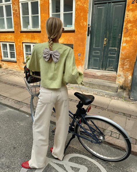 1 like and fine, I’ll move to Copenhagen 🚲👋🏼🎀 @harperandyve Colorful Copenhagen Style, Copenhagen Street Style Summer 2024, Copenhagen Street Style Summer, Scandinavian Style Fashion, Copenhagen Spring, Scandinavian Summer, Copenhagen Street Style, Errands Outfit, Scandinavian Aesthetic