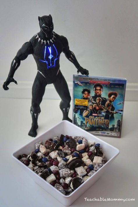 Black Panther Movie Night Snack - With Ashley And Company Movie Night Desserts, Movie Night Party Favors, Family Movie Night Gift, Family Movie Night Snacks, Diy Movie Night, Disney Movie Night Dinner, Girls Night Movies, Black Panther Movie, Movie Night Gift Basket