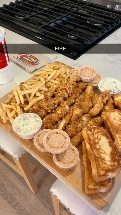 Fast Food Board Ideas, Charcuterie Board Fast Food, Food And Drink Dessert, Yummy Mexican Food, Food Yummy Aesthetic, Raising Canes Mukbang, Food Big Back, Rasing Canes Recipe, Big Back Food Ideas