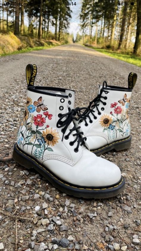 Painted Doc Martens Diy, Painted Doc Martens, Girly Shoes Boots, Painted Combat Boots, Doc Martens Colorful, White Dr Martens, Doc Martins Boots, Art Boots, White Doc Martens