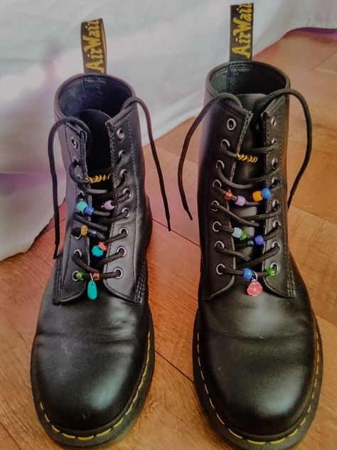 Charms On Docs, Hippie Shoes Boots, Doc Martens With Beads, Doc Marten Charms Diy, Boot Charms Diy, Boot Accessories Diy, Doc Marten Charms, Whimsigothic Jewelry, Hippy Shoes