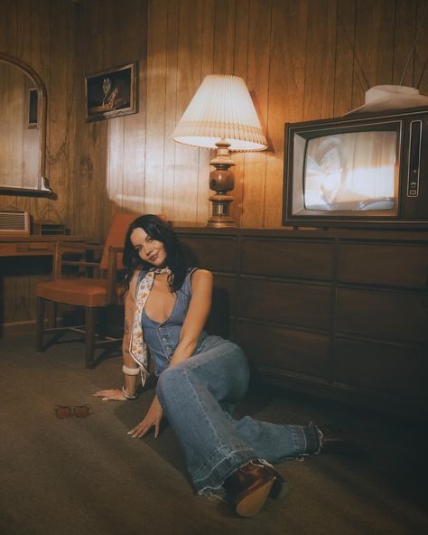 All the vintage vibes with @jordanallexi @nashvillecreativesclub ✨🤠 Vintage Motel Photoshoot, Retro Aesthetic Photoshoot, Motel Photoshoot, Motel Aesthetic, Vintage Motel, Vintage Photoshoot, Photoshoot Concept, March 21, Retro Aesthetic