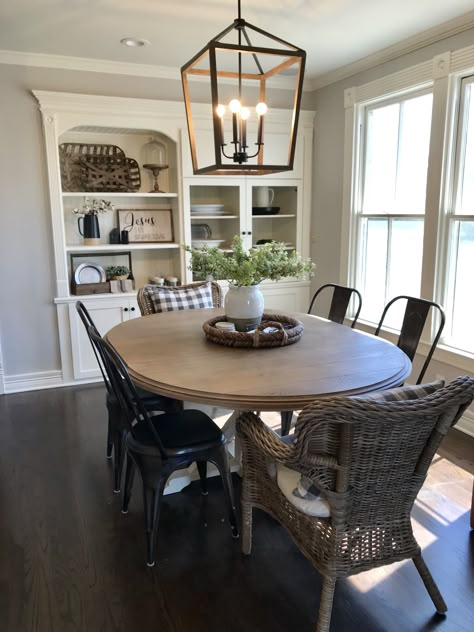 Farmhouse style. Oval table with metal and wicker chairs. Oval Farmhouse Dining Table Wood, Dining Room Decor Oval Table, Farmhouse Oval Dining Table, Oval Dining Room Table Decor, Wicker Kitchen Chairs, Dining Room With Oval Table, Oval Kitchen Table Ideas, Oval Farmhouse Table, Oval Table Decor