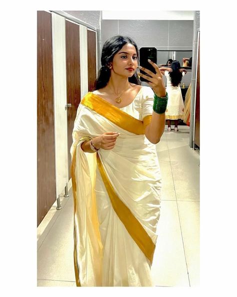 Pongal Dress For Women, Tamil Girls Saree Look, Kerala Outfits Women, South Indian White Saree Look, Kerala Saree Styling, Onam Saree Looks, Traditional South Indian Look, Saree Mirror Selfie Poses, Kerala Style Saree