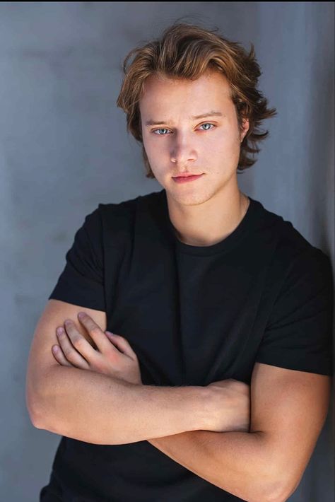 Attractive Male Actors, Freddie Reign Tomlinson, Rudy Pankow, Actors Male, Boys Haircuts, Hot Actors, Outer Banks, Celebrities Male, Celebrity Crush