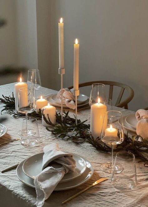 Xmas Dinner, Christmas Dinner Table, Christmas Dinner Party, Minimal Christmas, Dinner Table Setting, Clean Girl Aesthetic, Christmas Themes Decorations, Christmas Interiors, Christmas Feeling